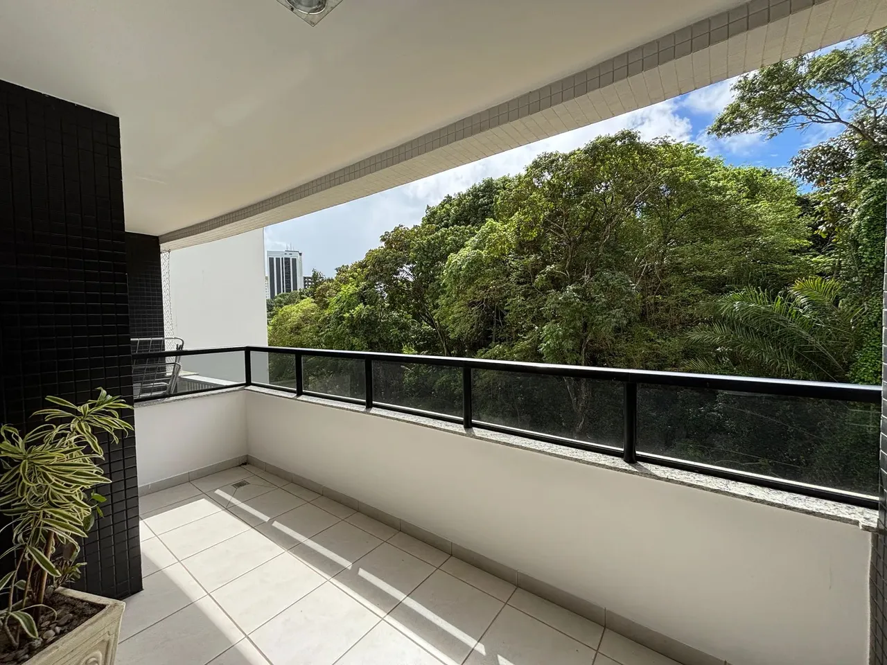 Venda Apartamento 1/4 no Garibaldi Prime 46m² | Nascente com Vista para Mata Preservada