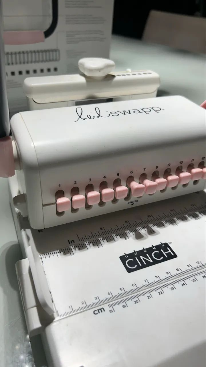 Encadernadora The Cinch We R - Furo Quadrado (rosa e branco) - Foto 3