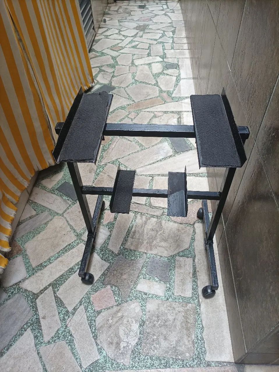 Mesa com rodinhas - ajustável 