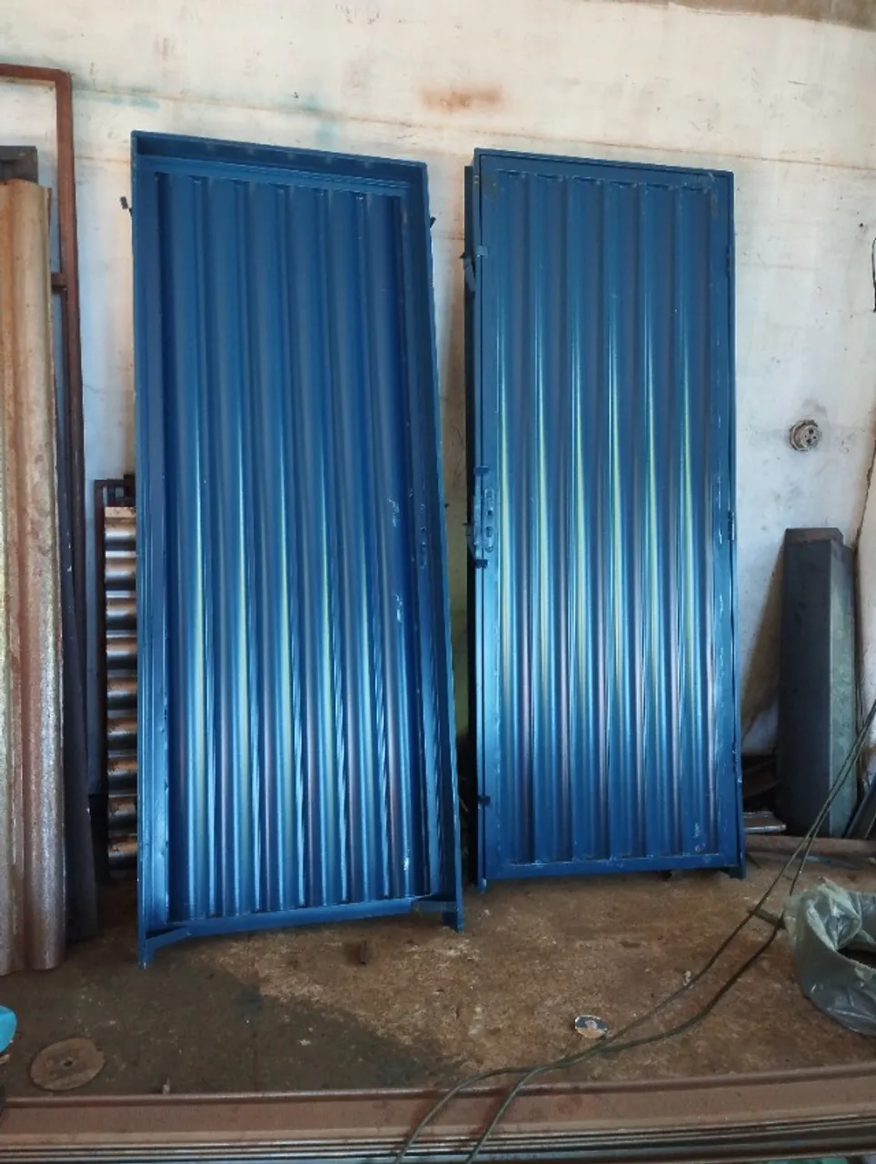 PORTA feita em serralheria , baratinho pra vender hoje!! Obs: 550 reais só hoje!