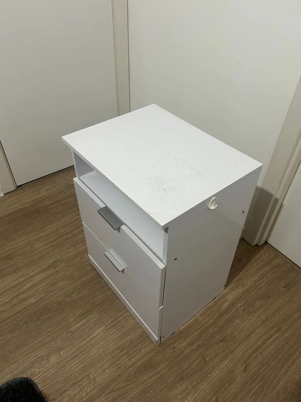 Mesa de cabeceira (criado-mudo) com duas gavetas