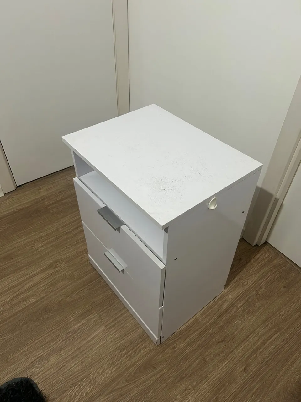 Mesa de cabeceira (criado-mudo) com duas gavetas