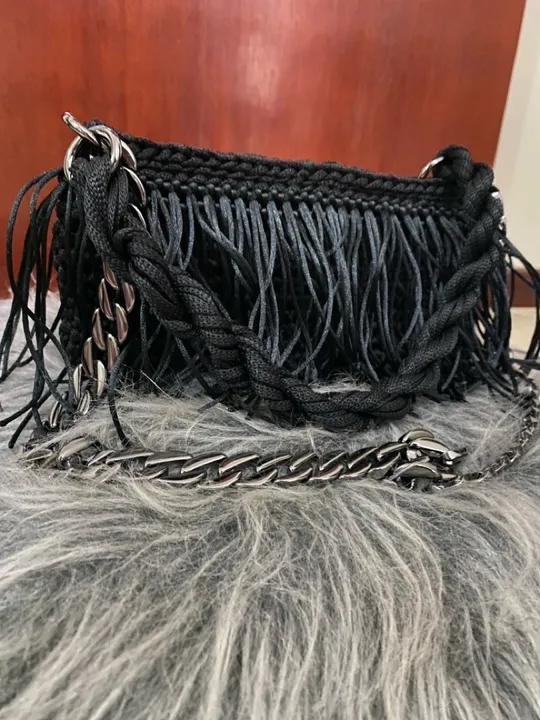 Bolsa de Ombro com Franjas - Preta