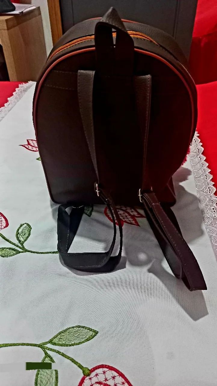 Mochila feminina marrom com chaveiro - Foto 3