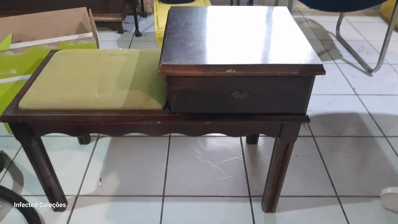 Antiga mesa de telefone