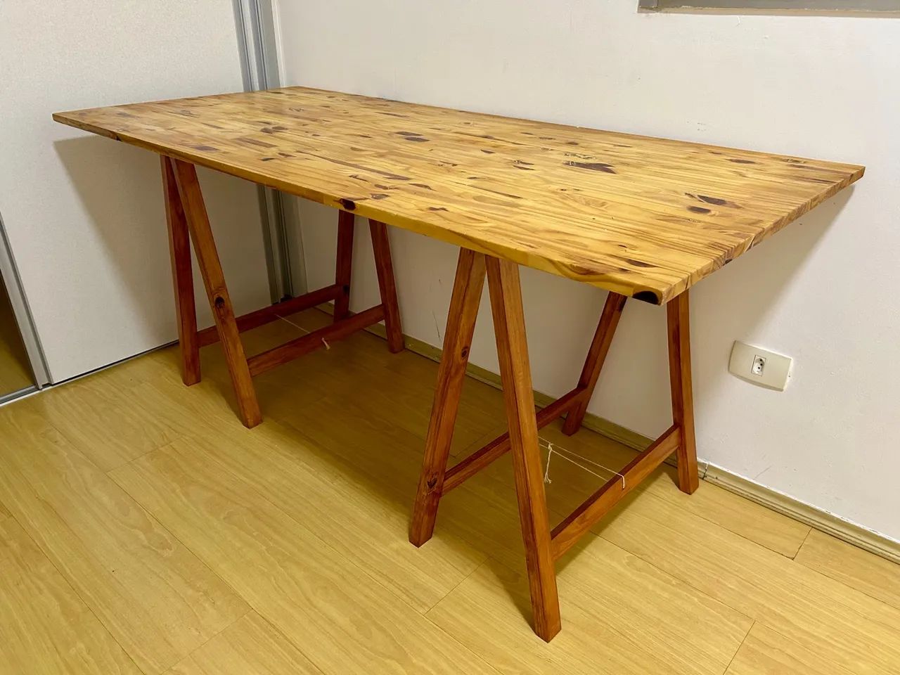 Mesa de Cavaletes em Pinus