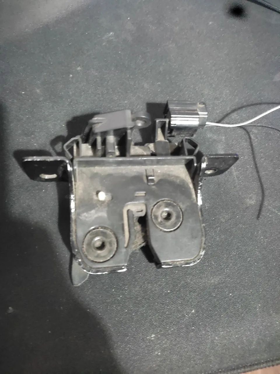 Fechadura Tampa Traseira Sandero 2014 a 2019 - Foto 2