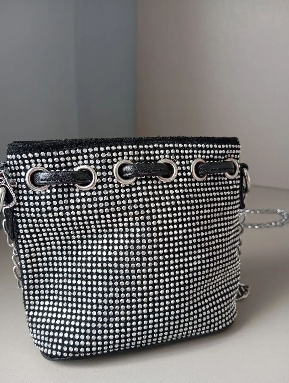 Mini Bolsa preta com stass prateado e alça de corrente - Foto 3