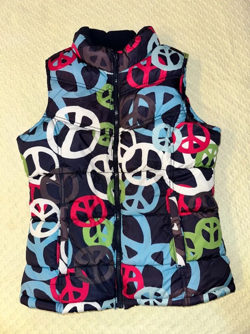 COLETE PUFFER ACOLCHOADO SÍMBOLOS DA PAZ - XXL/16 anos (Importado - Old Navy)