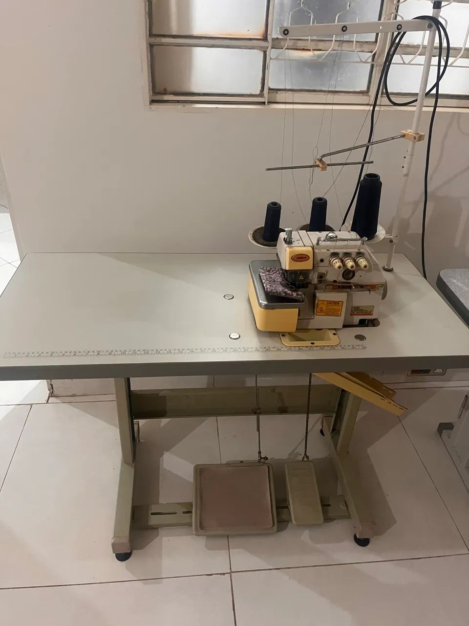 Vendo máquina de costura semi nova  - Foto 2