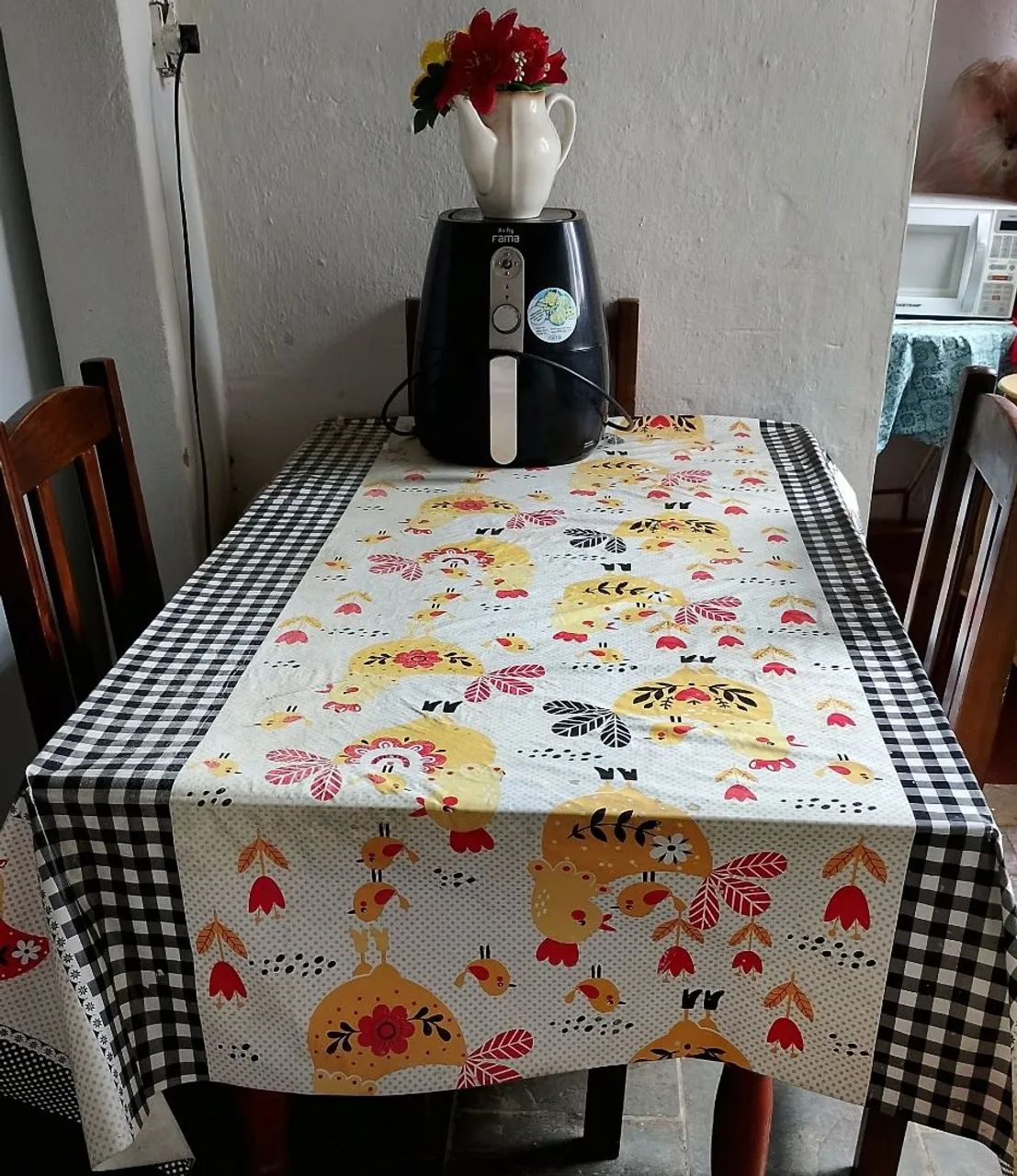 Mesa de mármore com 2 cadeiras  - Foto 4