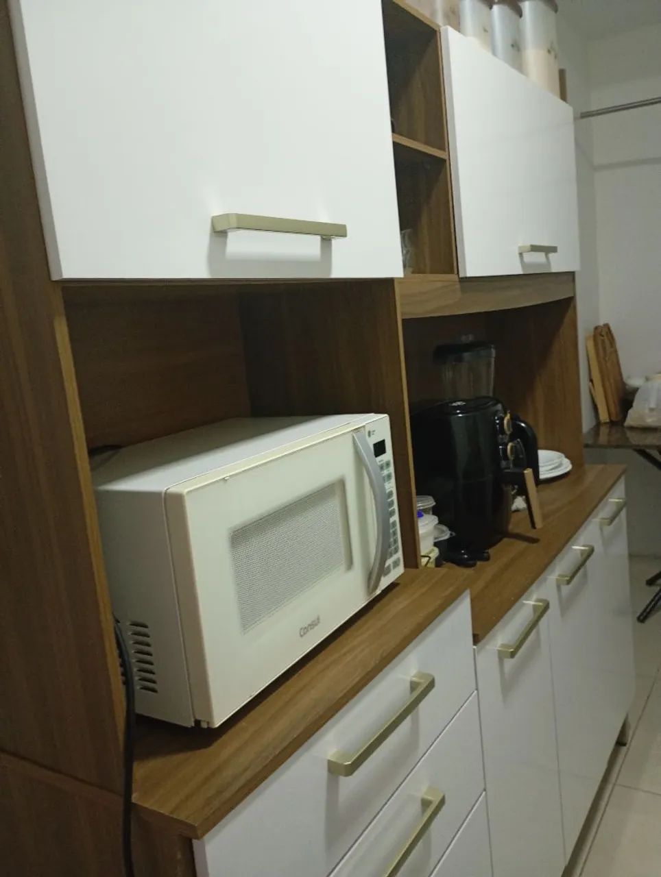 Armário de cozinha com design elegante e cozinha funcional. - Foto 2