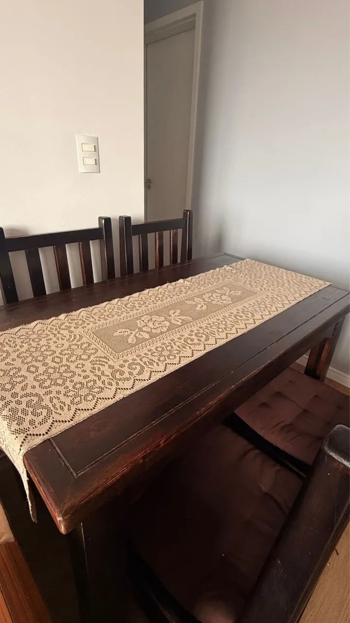 Mesa de madeira maciza e cadeiras  - Foto 2