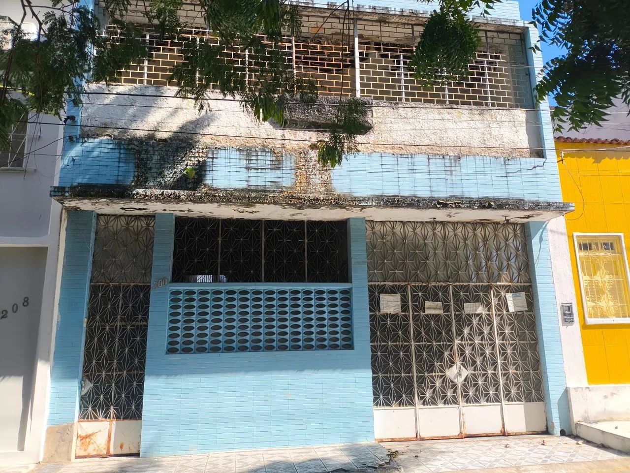 Casa no farol, de 1° andar, com 5/4, garagem, 3 salas, varanda e quintal.