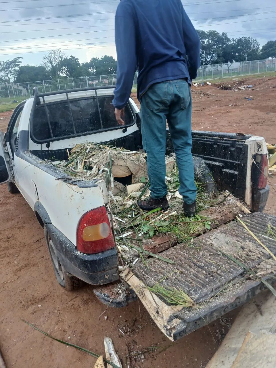 Descarte de coisas velhas entulho resto de obras 