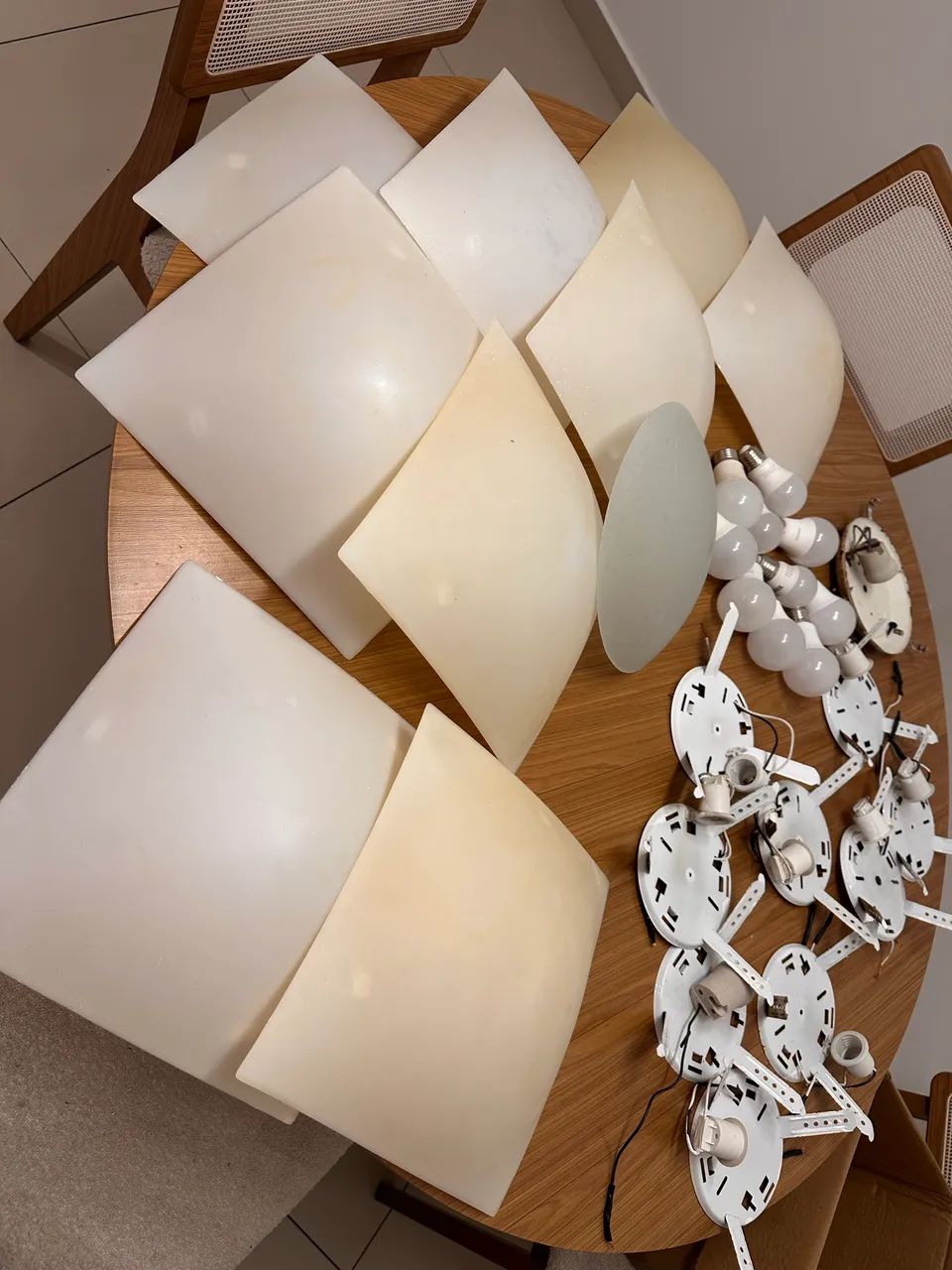 Lote de plafons/luminárias de teto com cúpulas e lâmpadas - Foto 4