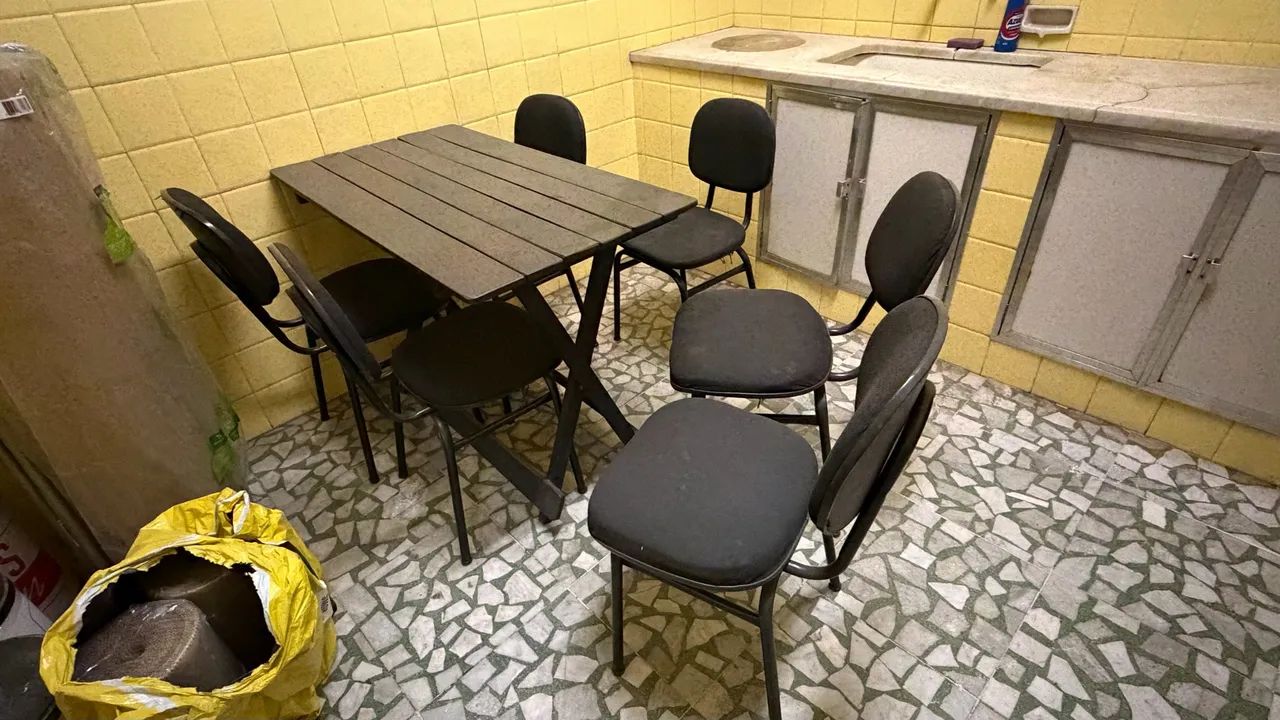 Conjunto de mesa de madeira com 6 cadeiras estofadas - Foto 3