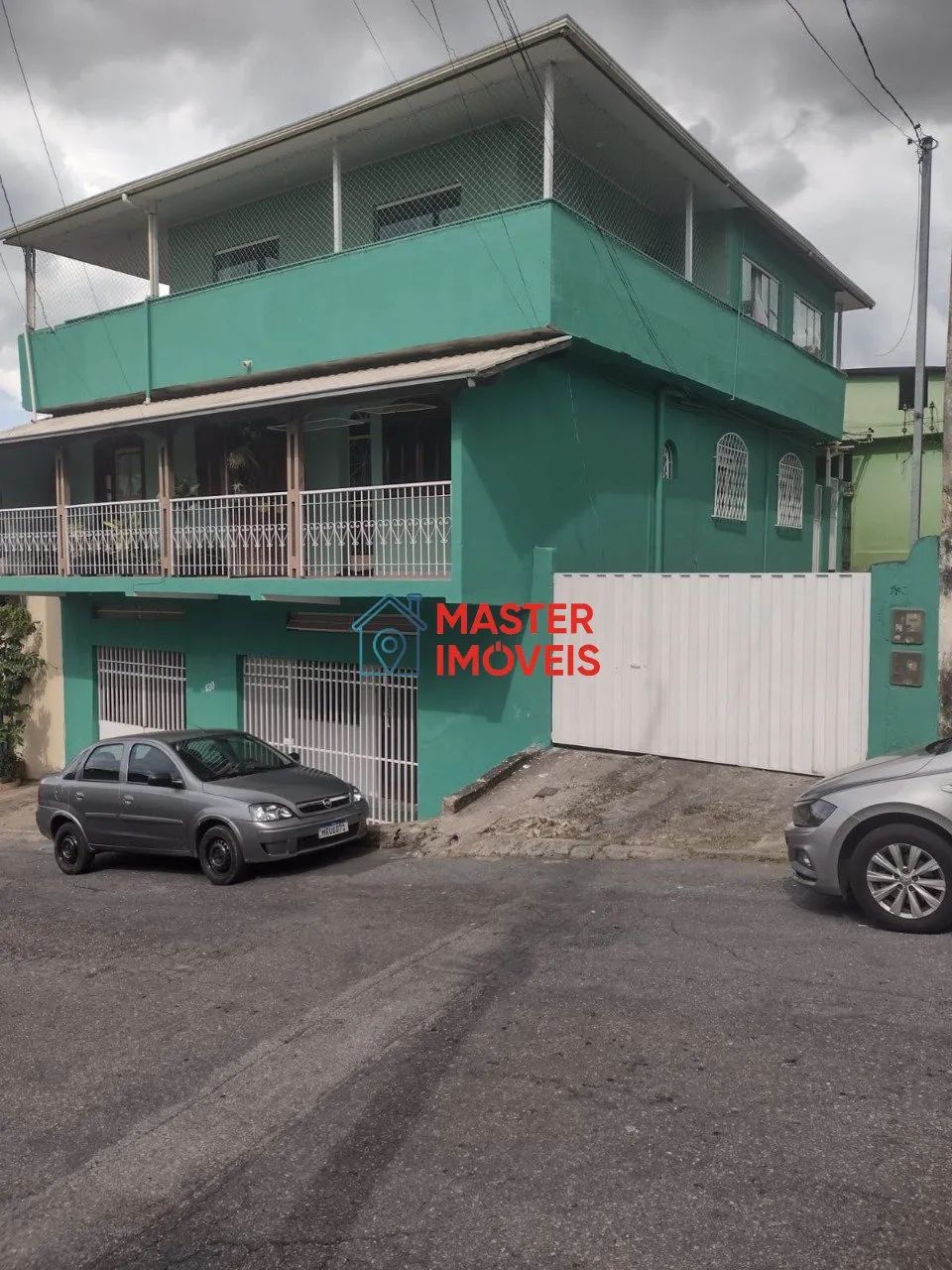 CASA DE 3 QUARTOS SENDO 1 SUÍTE MAIS 8 VAGAS