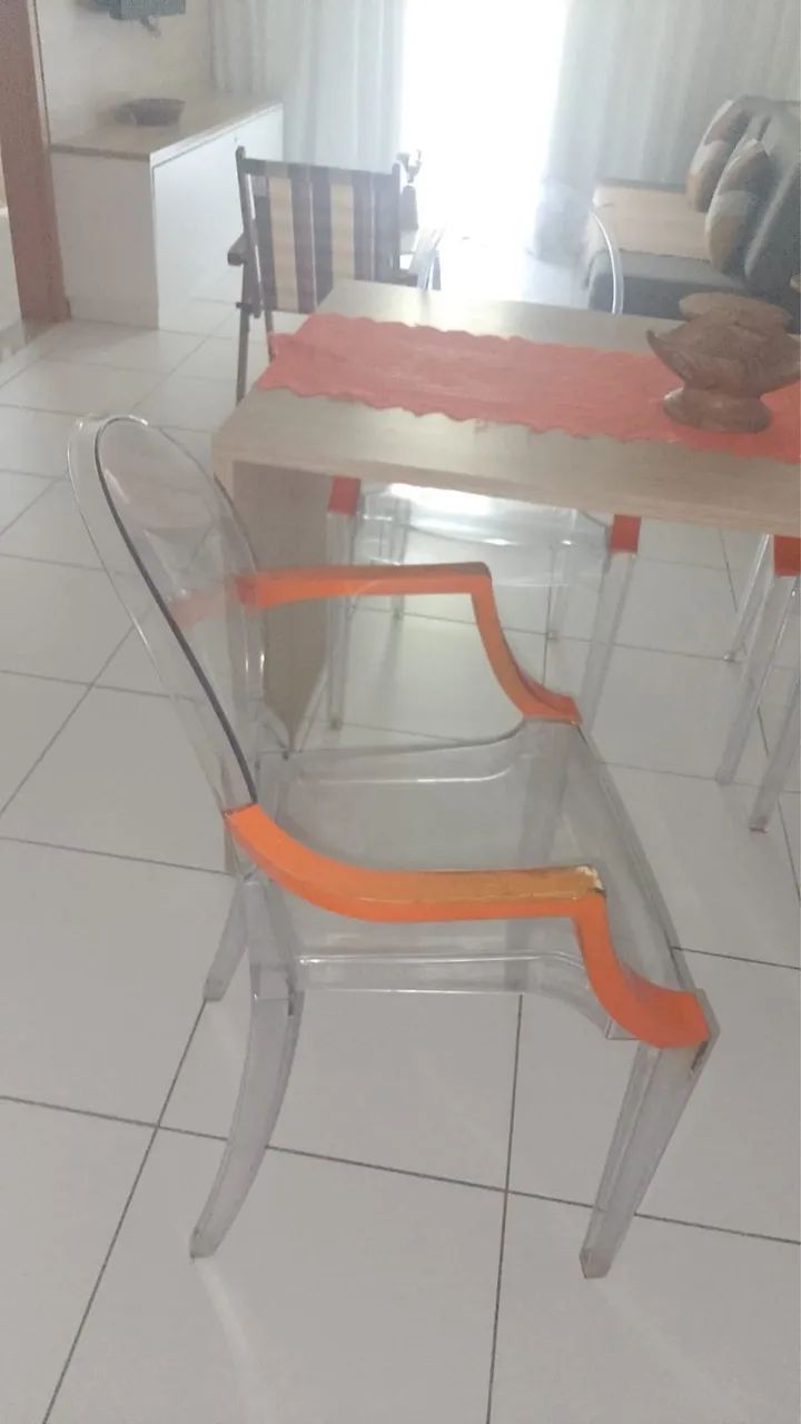 Cadeira transparente e laranja  - Foto 2