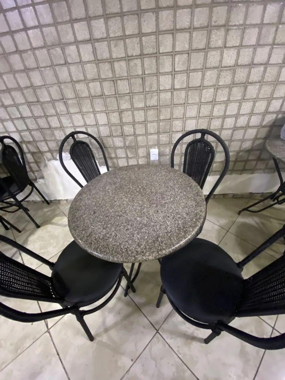Mesa de ceramica com jogo de 4 cadeiras