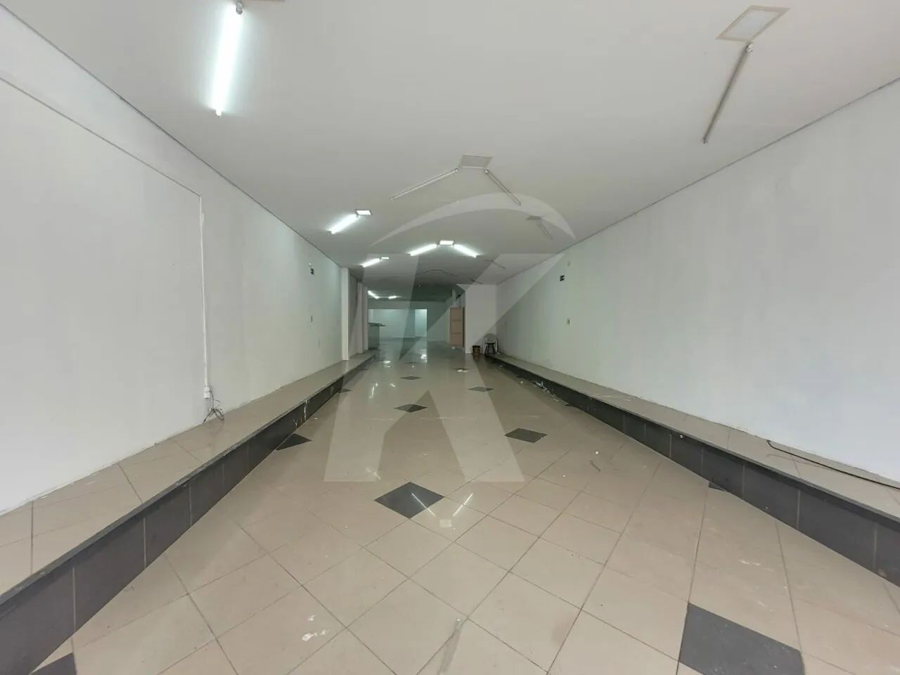 Prédio comercial - Térreo para locação no Imirim com 03 andares.