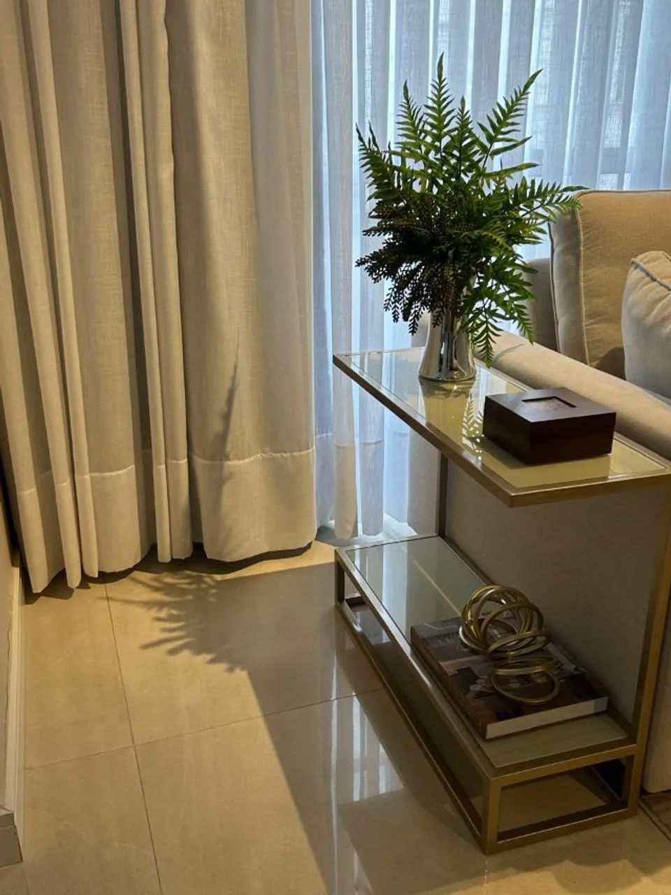 Moderna mesa lateral em estado de nova
