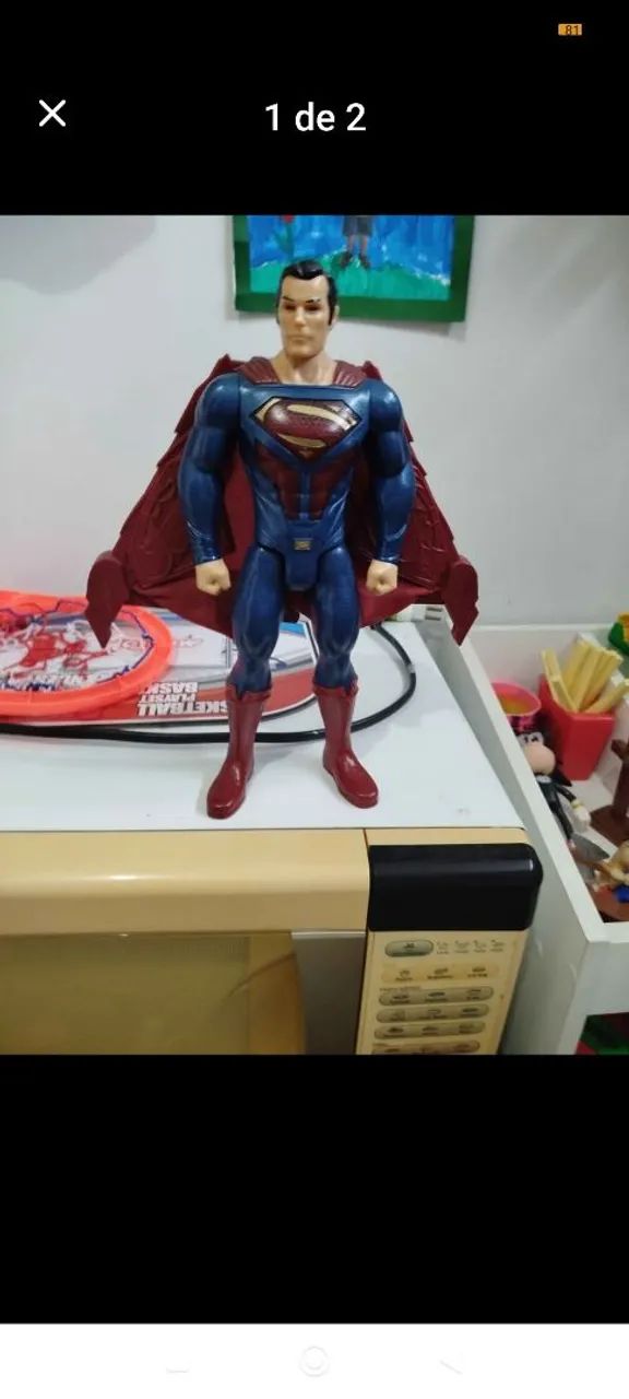 Boneco super man com led nos olhos quando abre a capa