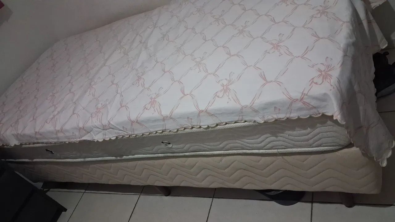 Cama casal e solteiro com colchões, mil reais 