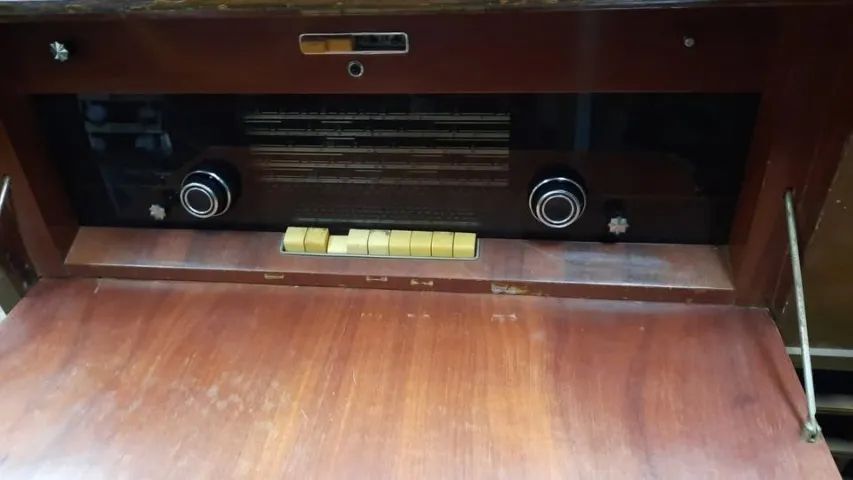 Aparelho de som valvulado marca Philips tocas discos e rádio antigo funcionando detalhes e - Foto 3