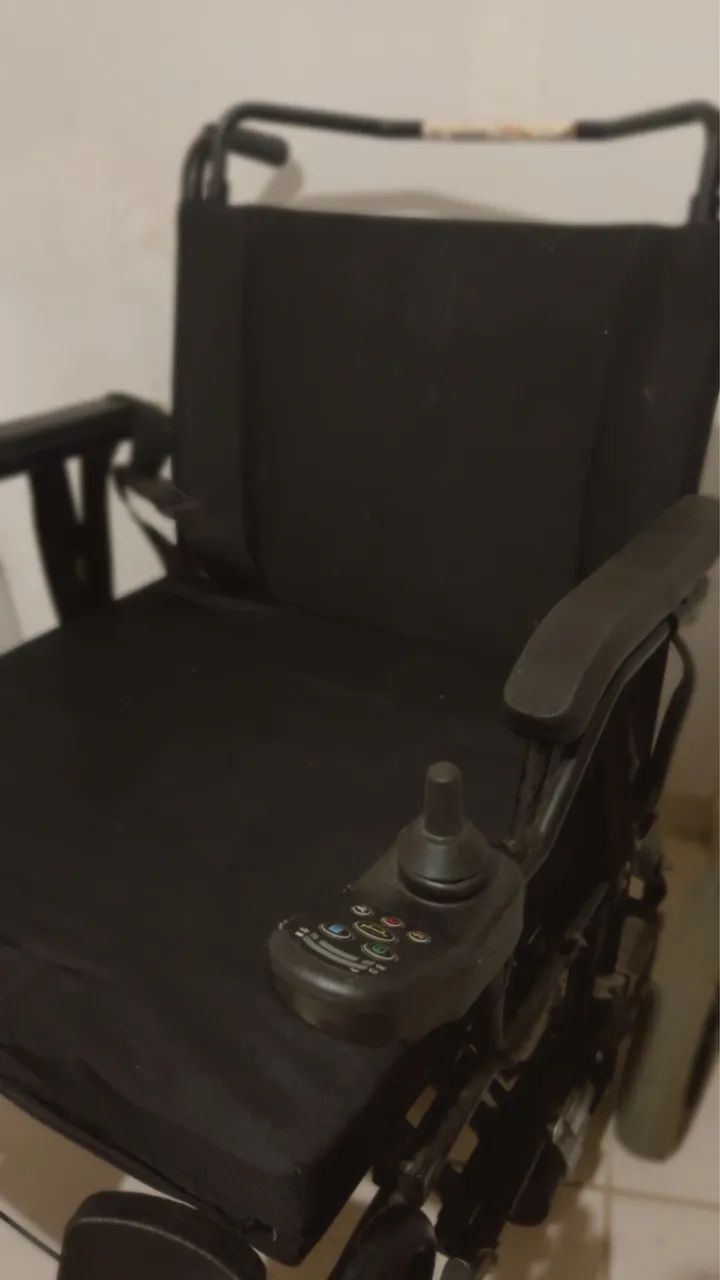 Cadeira de rodas motorizada bem grande 