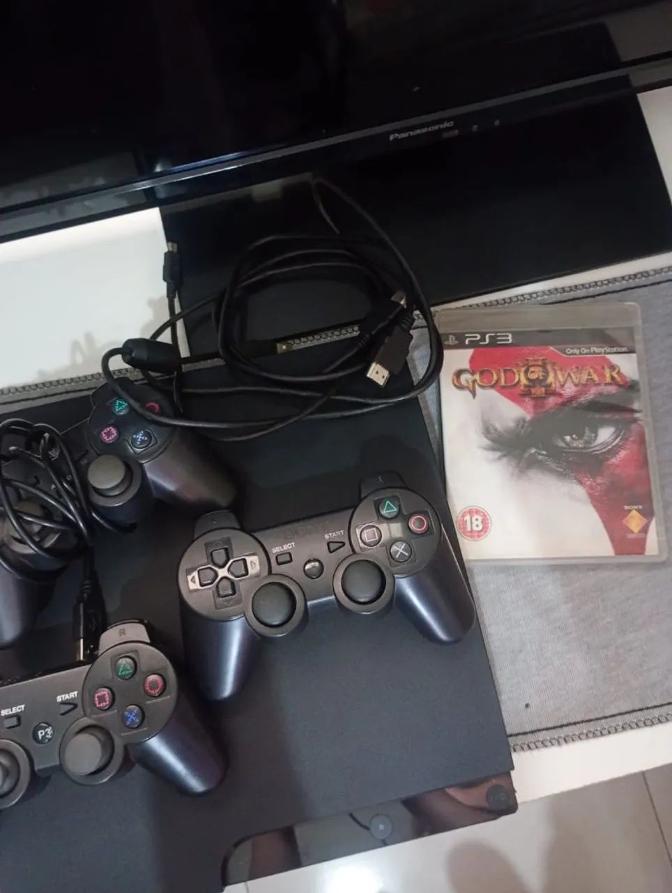 Playstation 3 com 3 controles e dois jogos 