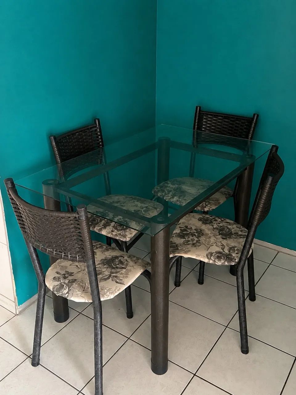 Mesa de Jantar de Vidro com 4 Cadeiras - Ótimo Estado