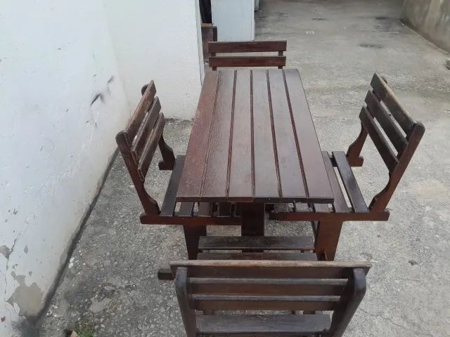 VENDO JOGO DE MESA C/ 4 CADEIRAS DE MADEIRA 
