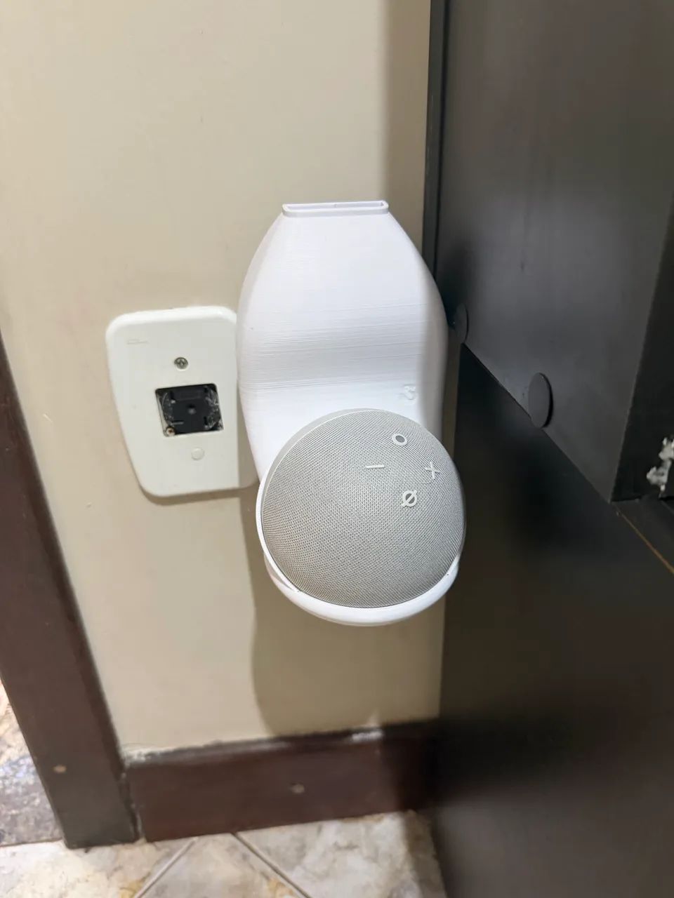 Assistente virtual Smart Speaker Echo Dot 5ª Geração com Alexa Amazon Bivolt+suporte - Foto 2