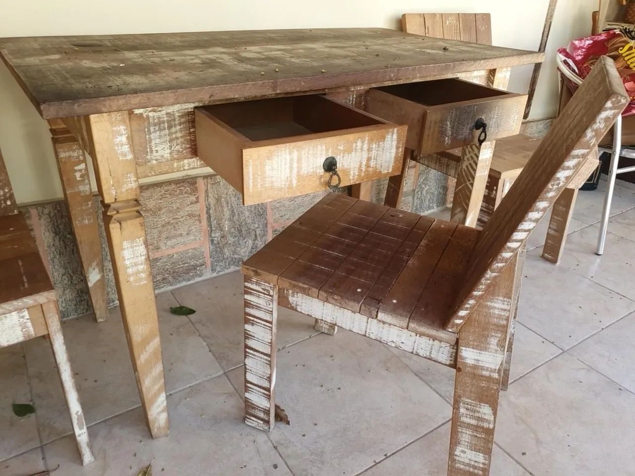 Mesa Rústica de Madeira Maciça com 3 Cadeiras e 2 Gavetas - Foto 3
