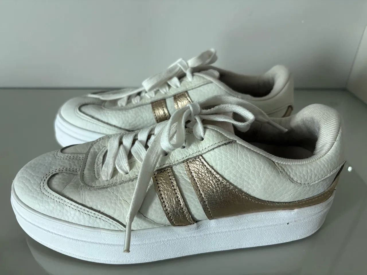 Tênis Casual branco com dourado - Foto 2