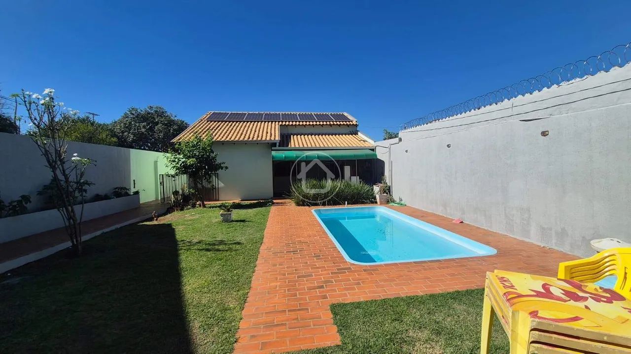 CASA COM PISCINA E ENERGIA SOLAR