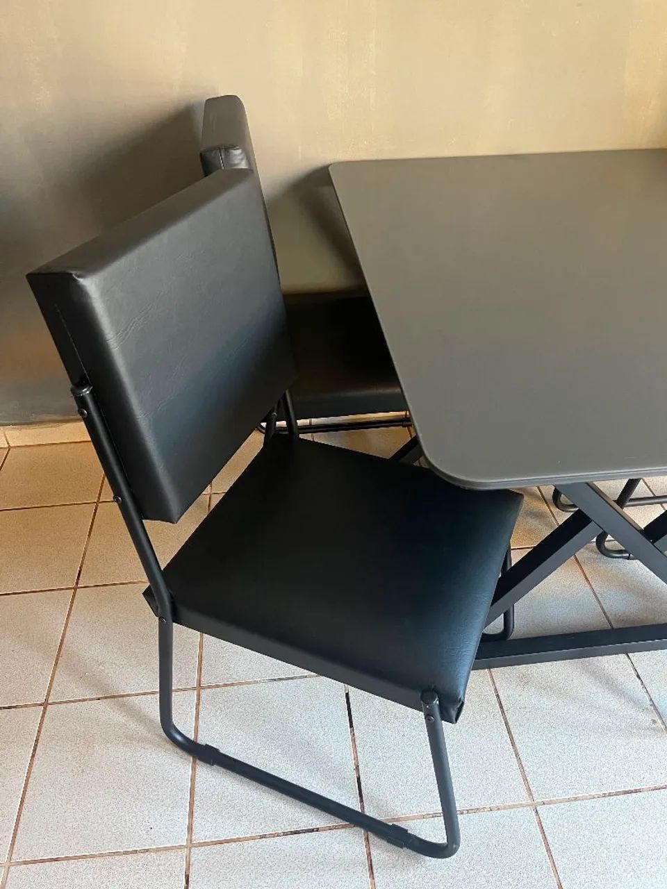 MESA TAMPO DE VIDRO COM 4 CADEIRAS/ MOSTRUÁRIO LOJA  - Foto 5
