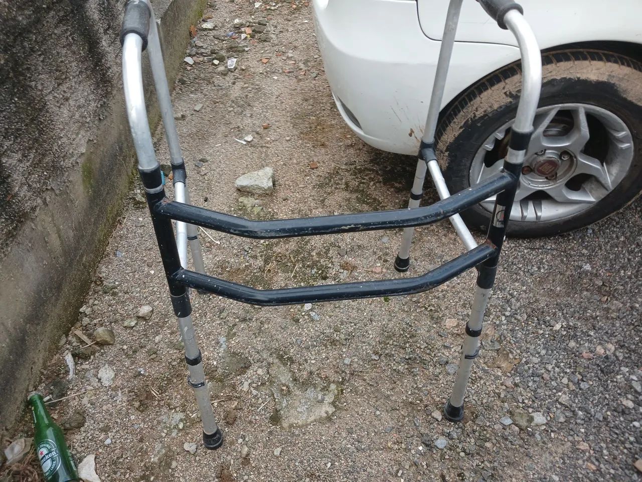 Vendo andador com  regulagem de altura  - Foto 2