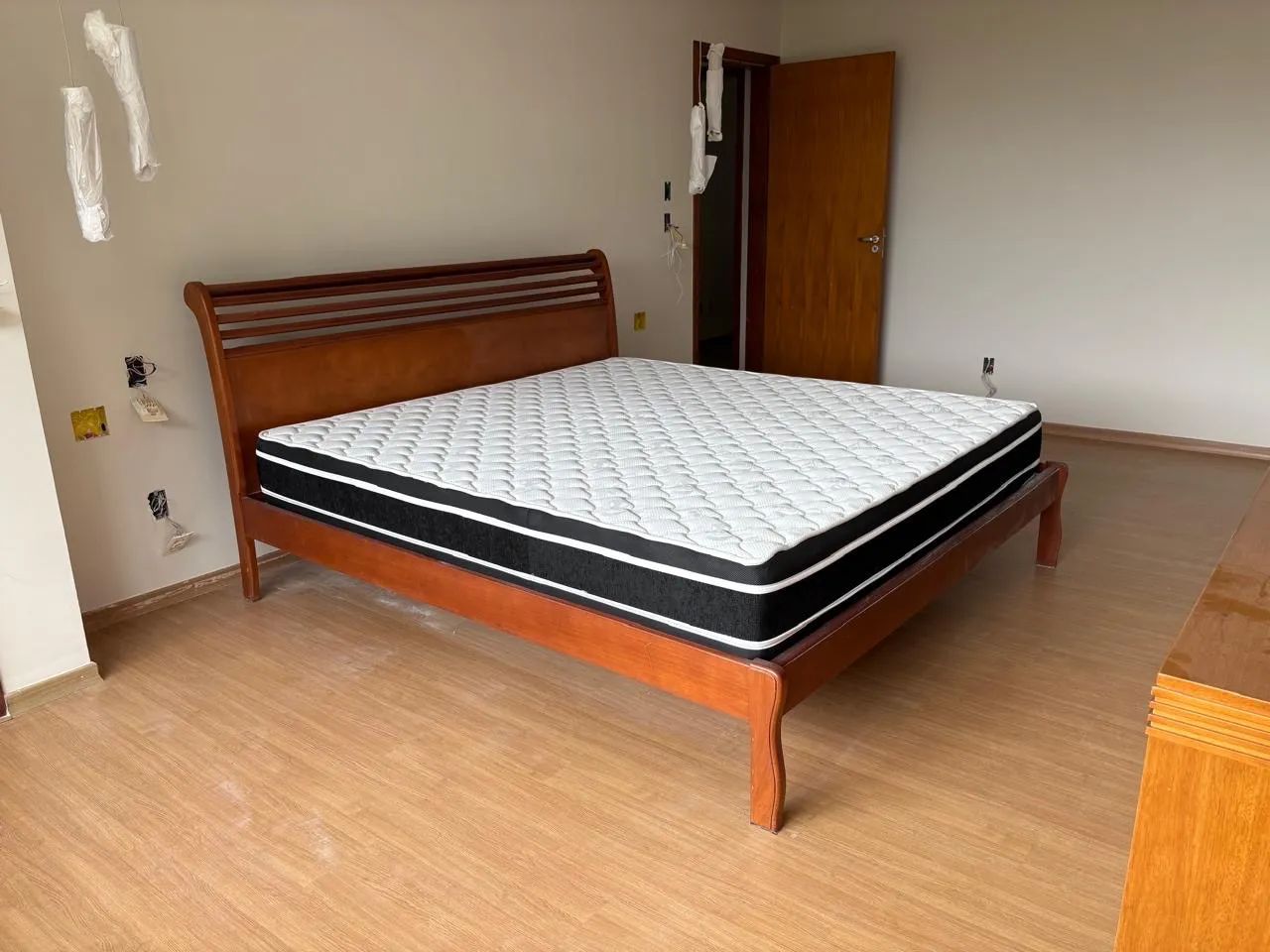 Cama super king com colchão e 2 mesas de cabeceira  - Foto 2