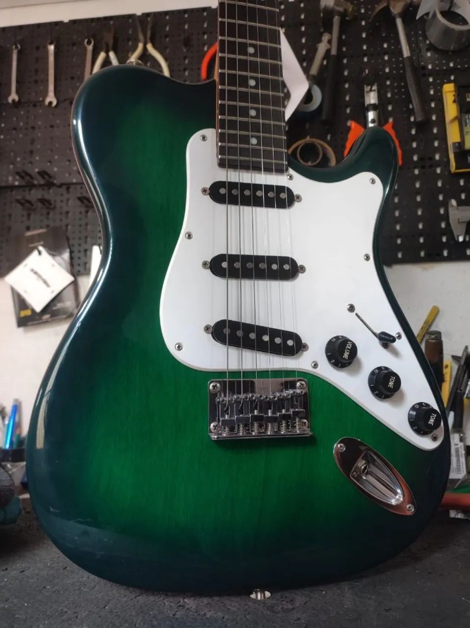 Vendo Guitarra Cast (Josino Saraiva) Híbrida de Strato/Tele 2002