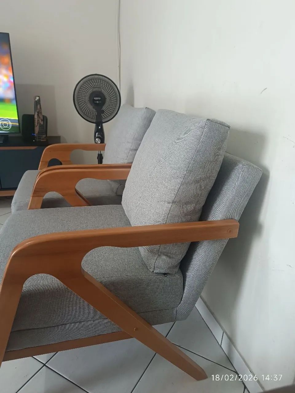 Vendo 2 Poltronas estofado em linho  - Foto 2