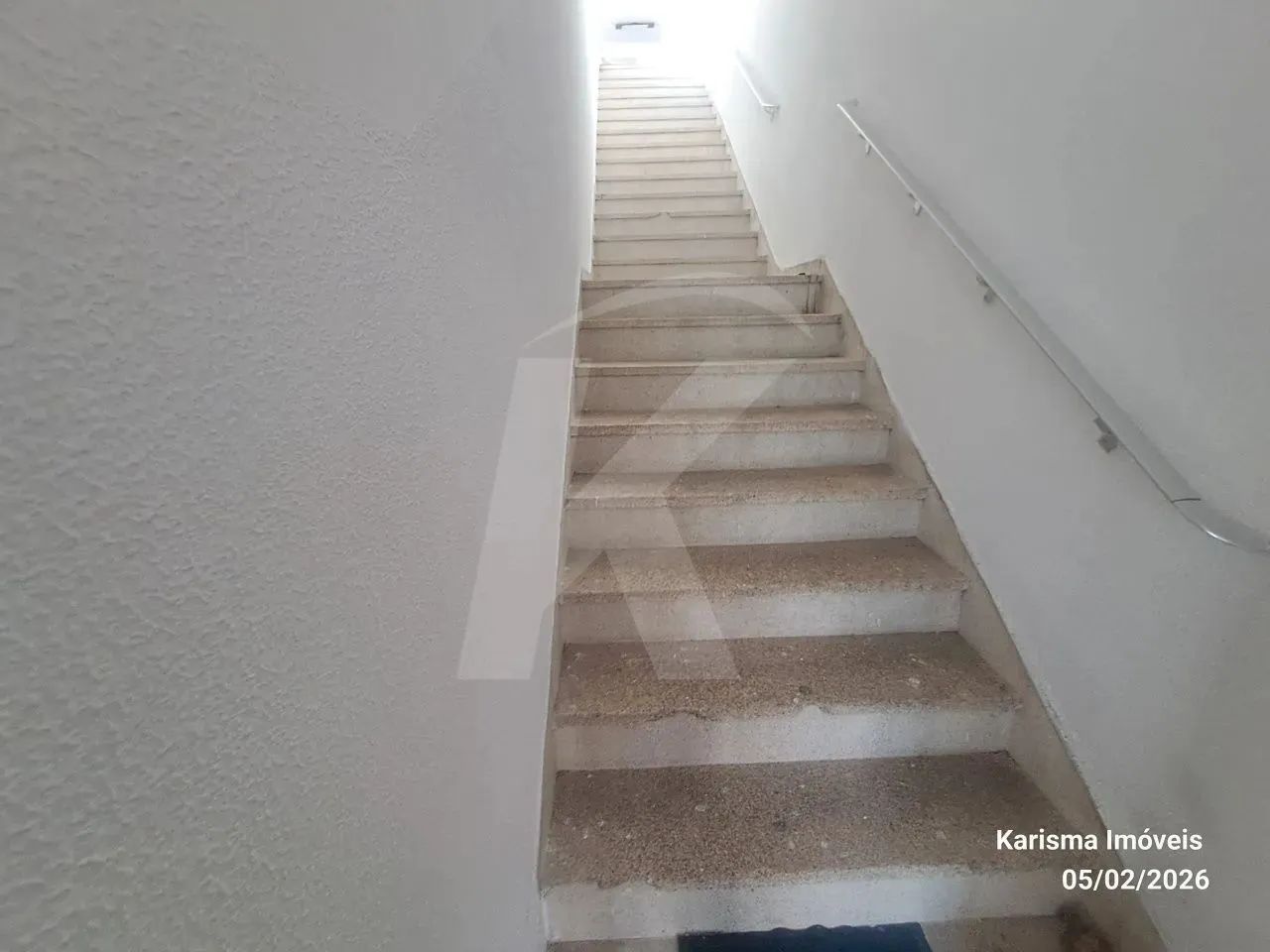 Salão medindo 110 m² com 2 banheiros. - Foto 8