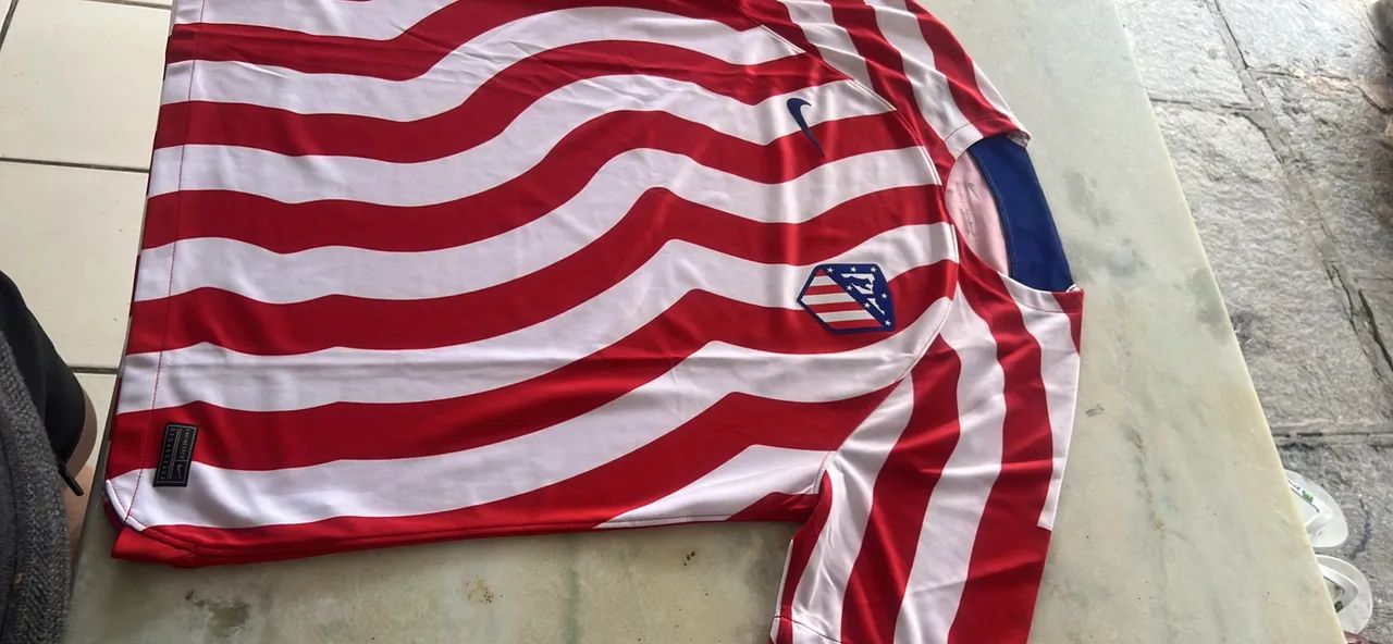 Camisa do atlético de madrid Nike listrada vermelho e branco?