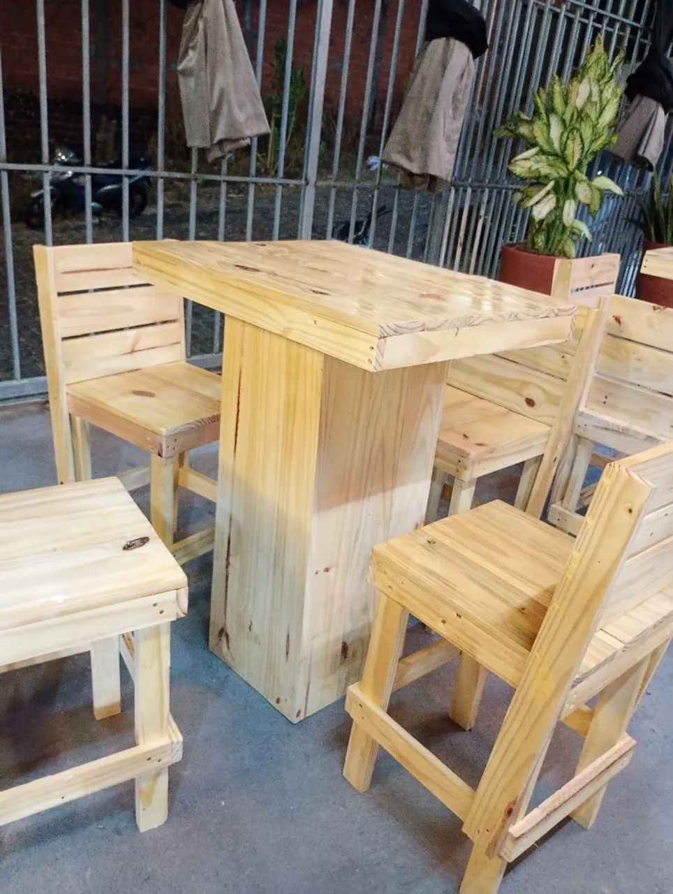 Mesa madeira com 4 cadeiras