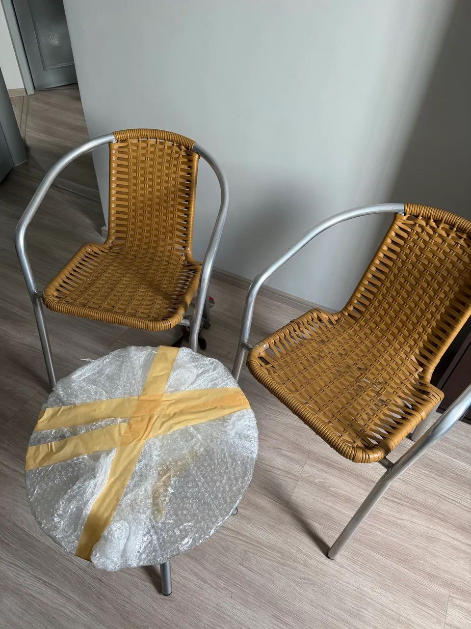 Mesa com 2 cadeiras para sacada