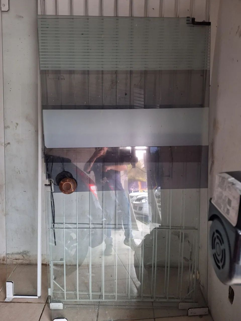 Porta de vidro com bandeira e grade - Foto 2