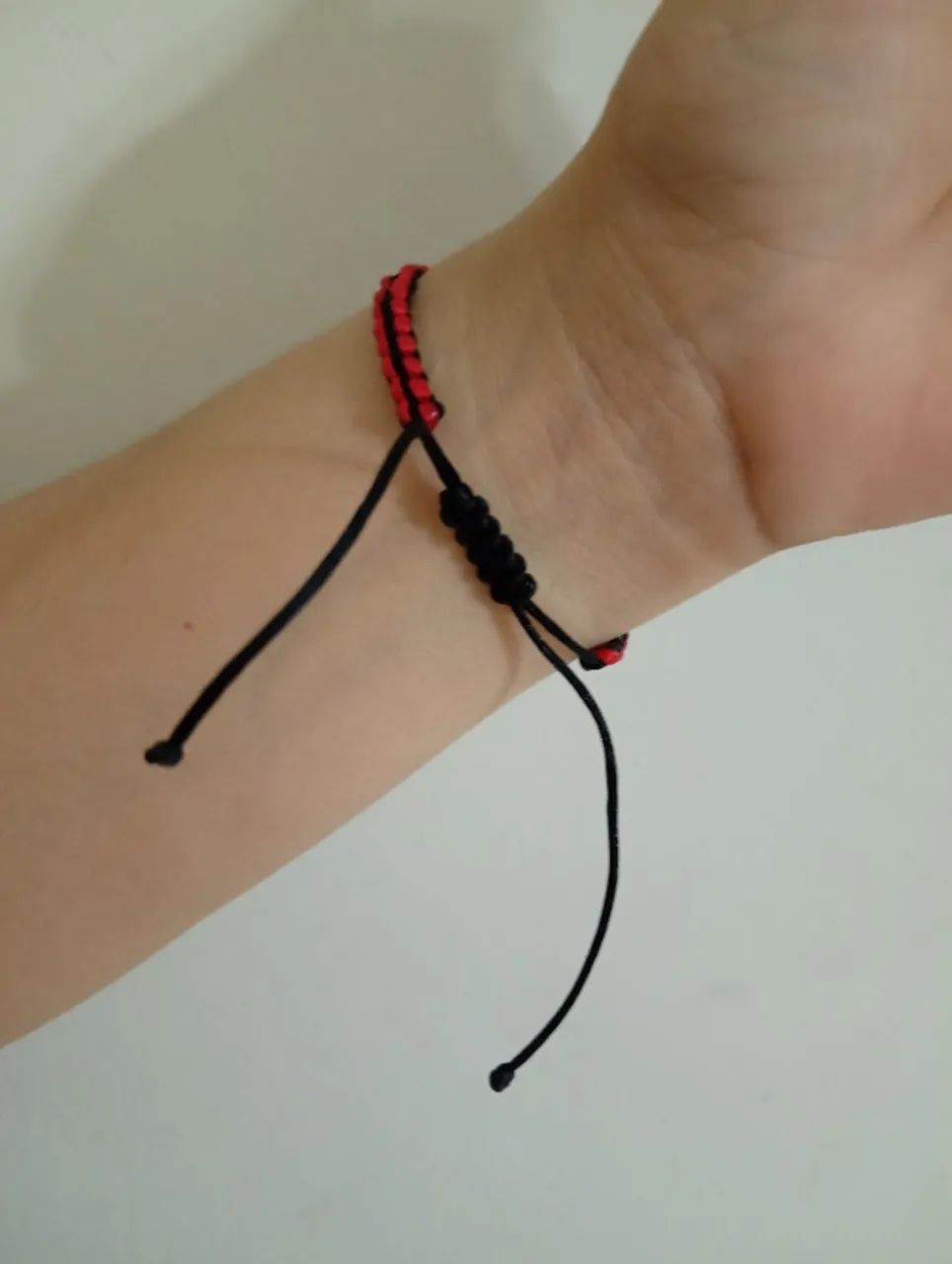 Pulseira em macramê Flamengo - artesanal e ajustável - Foto 4