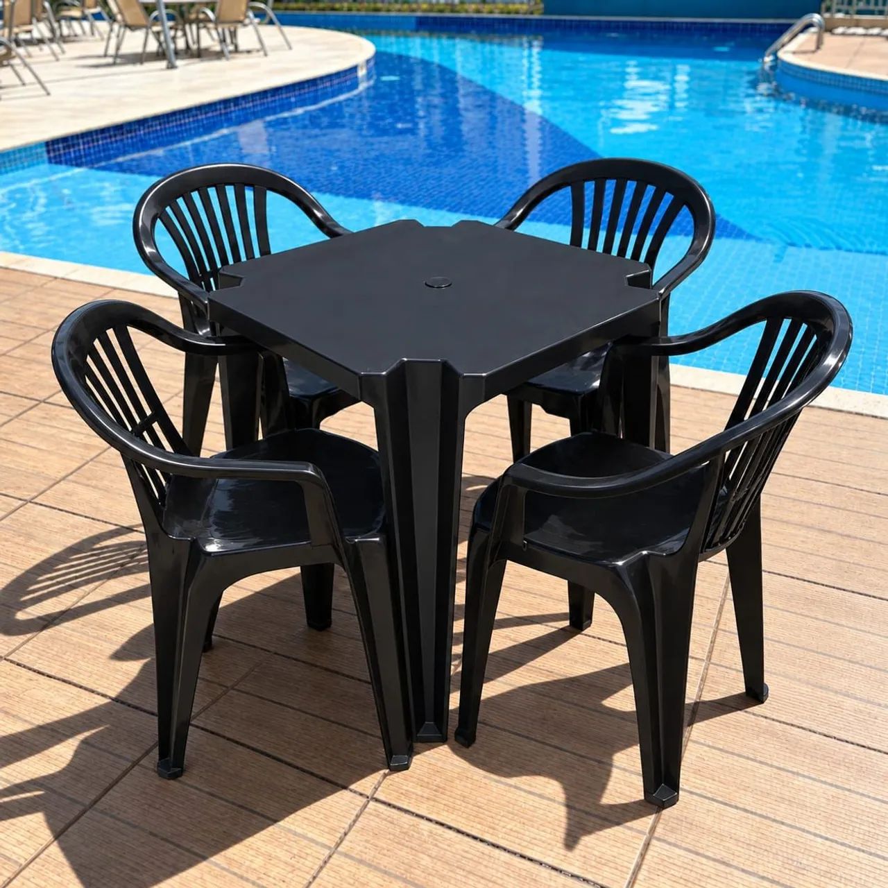 VENDO MESA DE PLÁSTICO PRETA BRISTOL COM BRAÇO