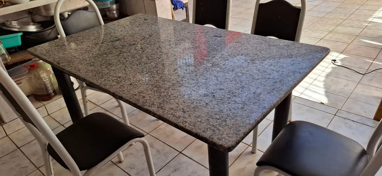 Vendo uma mesa de mármore com 5 cadeiras em perfeito estado  de uso é  usada  - Foto 2